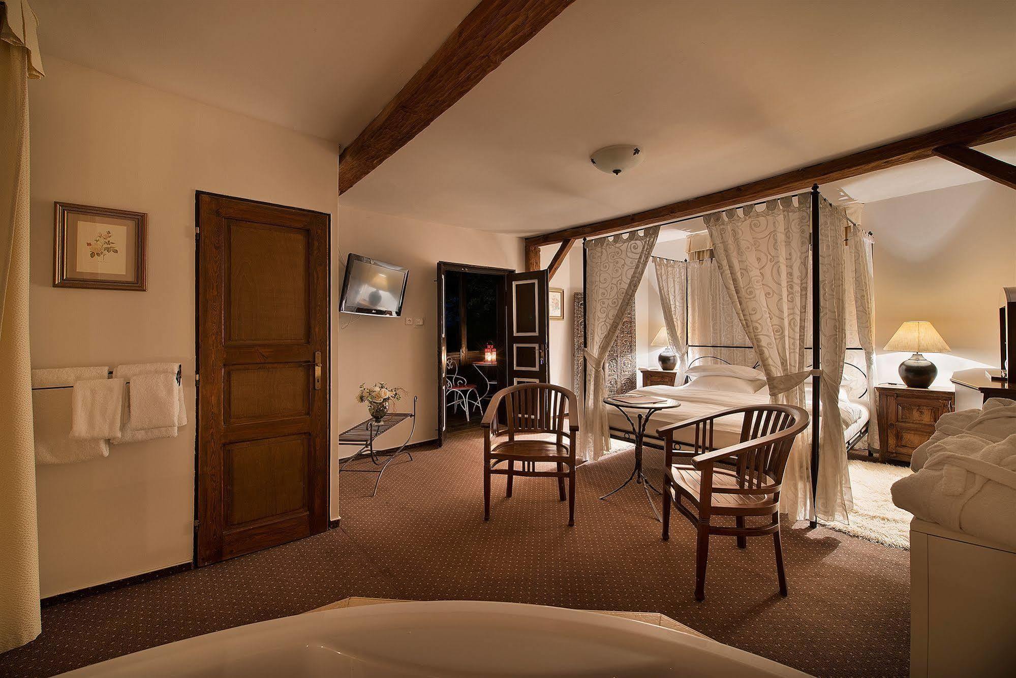 Chateau Loucen Garden Retreat エクステリア 写真